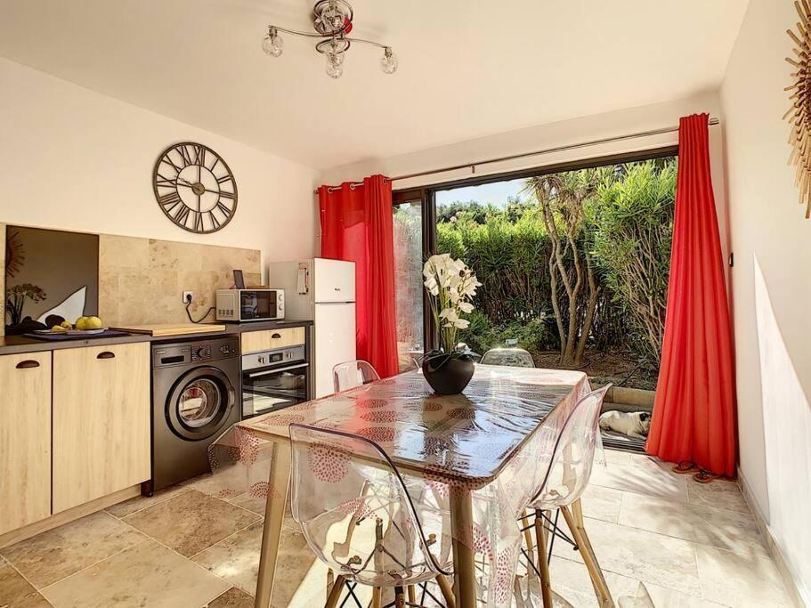 Superbe Appartement En Bord De Mer Бандол Екстериор снимка